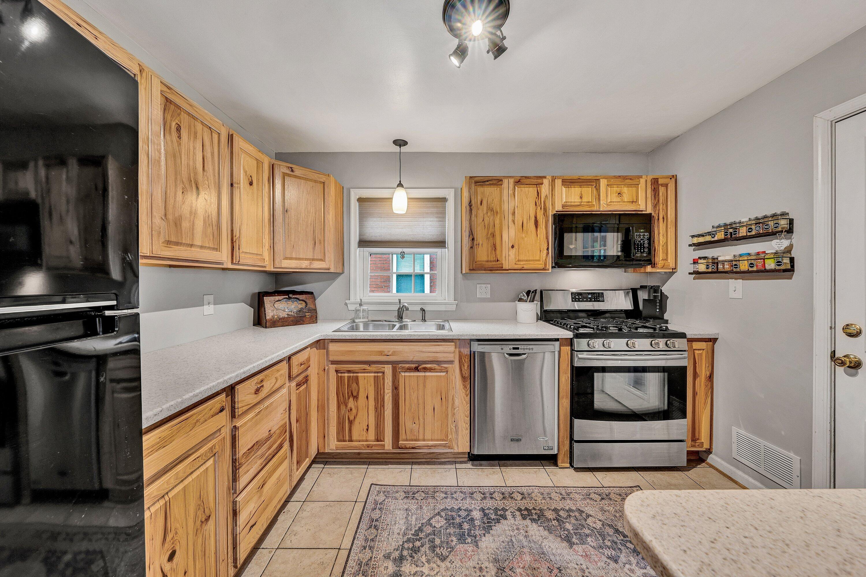 2423 Tillett Road Southwest Roanoke, VA 24015 - Photo 8 of 23 DSC00310
