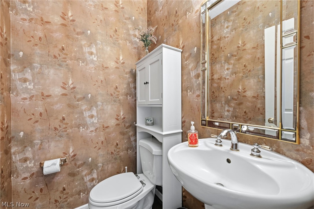 9305 Roryanna Drive Chardon, OH 44024 - Photo 23 of 50 1st floor half bath