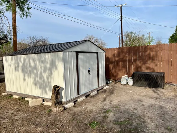 $229,000 | 516 East Alice Avenue, Kingsville, TX 78363