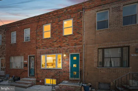 a brick building that has lots of windows on it