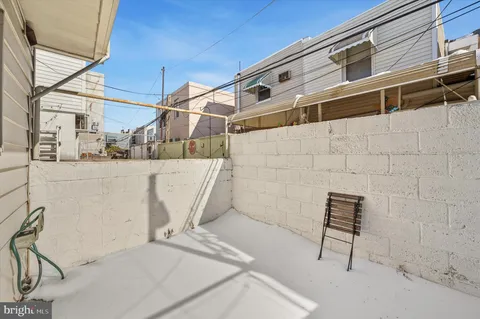 a view of a back yard of the building