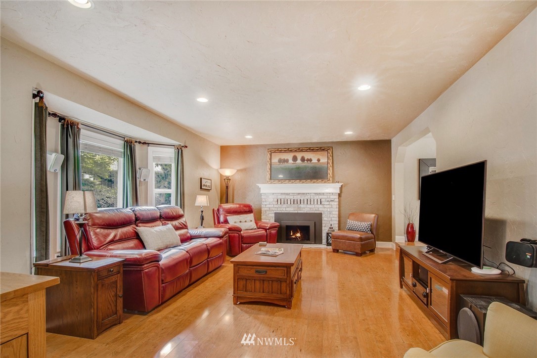 15113 Southeast 141st Place Renton, WA 98059 - Photo 4 of 25 Gallery Image 4