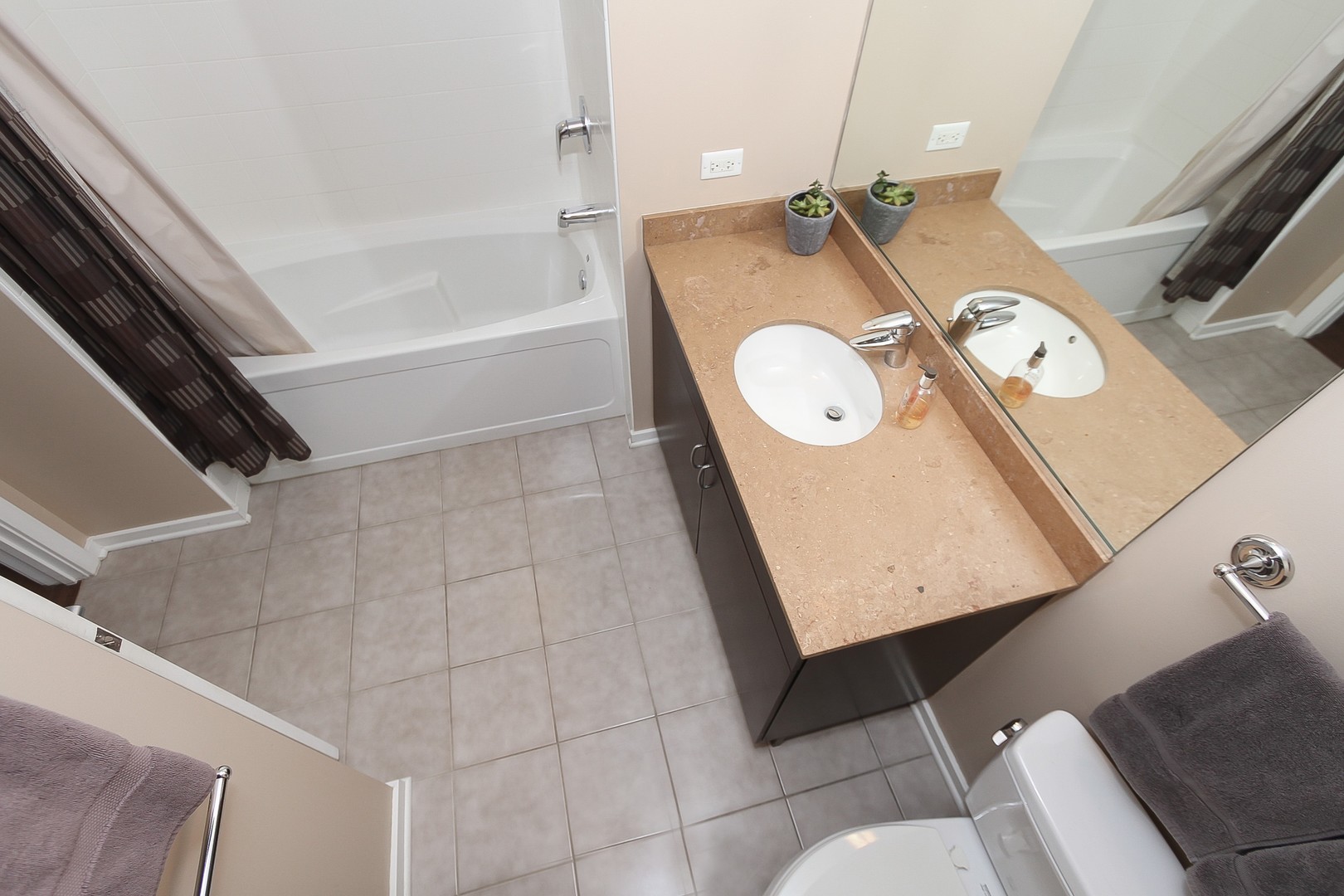 123 South Green Street, Unit 801B Chicago, IL 60607 - Photo 16 of 20 a bathroom with a tub sink and mirror