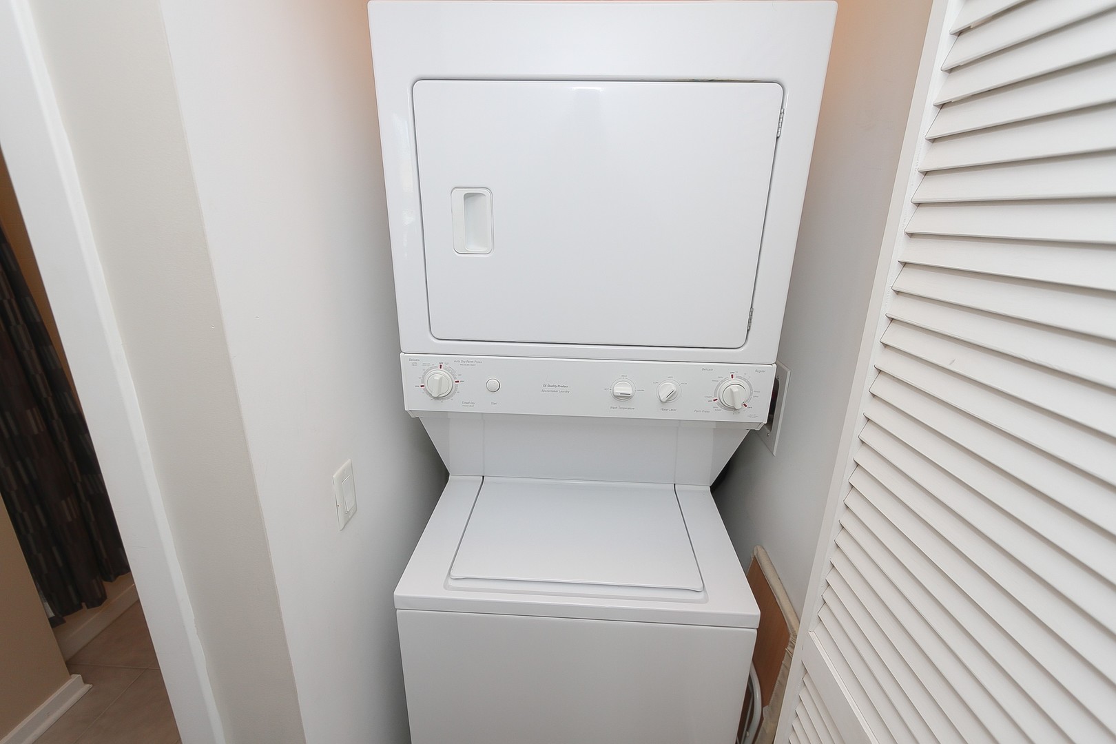 123 South Green Street, Unit 801B Chicago, IL 60607 - Photo 17 of 20 a utility room with dryer and washer