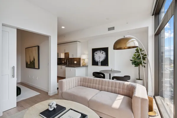 $2,995 | 1212 Demonbreun Street, Unit 1904, Nashville, TN 37203