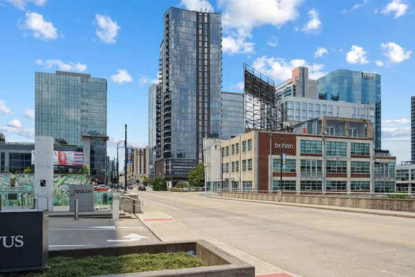 $2,995 | 1212 Demonbreun Street, Unit 1904, Nashville, TN 37203