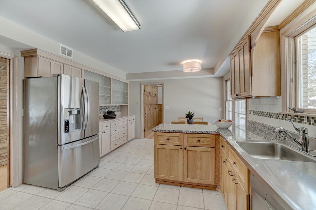 1649 Ridgewood Lane South Roseville, MN 55113 - Photo 9 of 24 Gallery Image 9