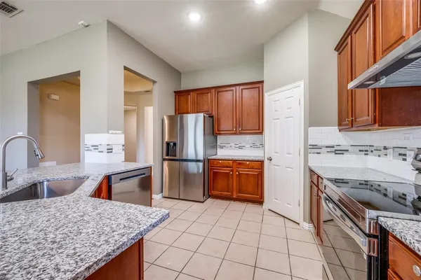 $2,600 | 303 Ravenna Road, Lake Dallas, TX 75065