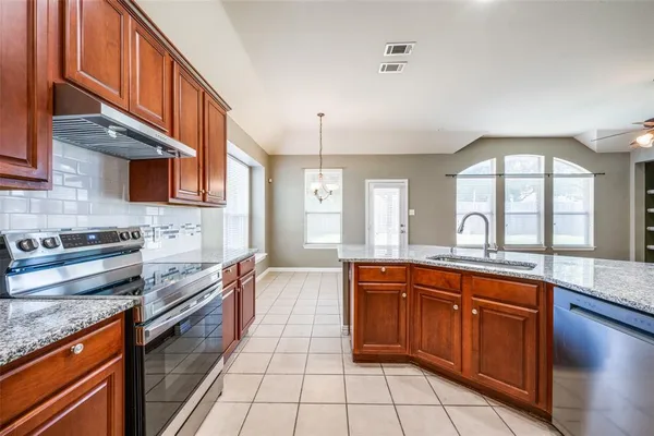 $2,600 | 303 Ravenna Road, Lake Dallas, TX 75065