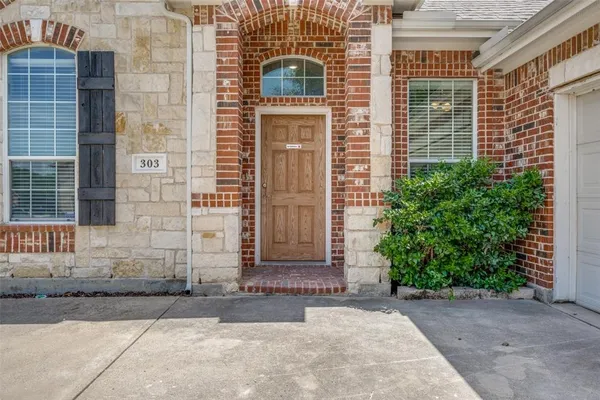 $2,600 | 303 Ravenna Road, Lake Dallas, TX 75065