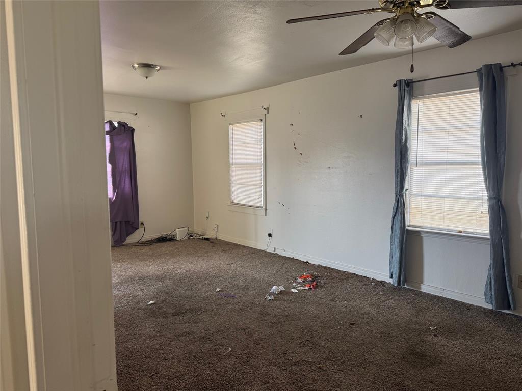 636 South Center Street Grand Prairie, TX 75051 - Photo 11 of 29 Open Living-dining combination area.