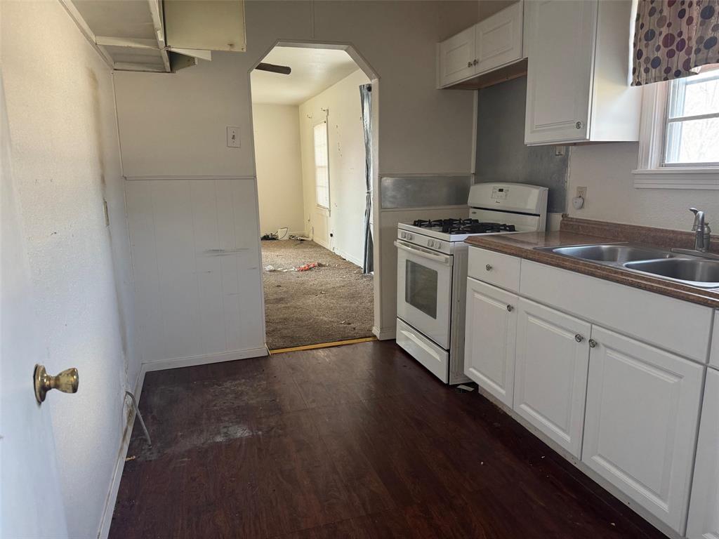 636 South Center Street Grand Prairie, TX 75051 - Photo 13 of 29