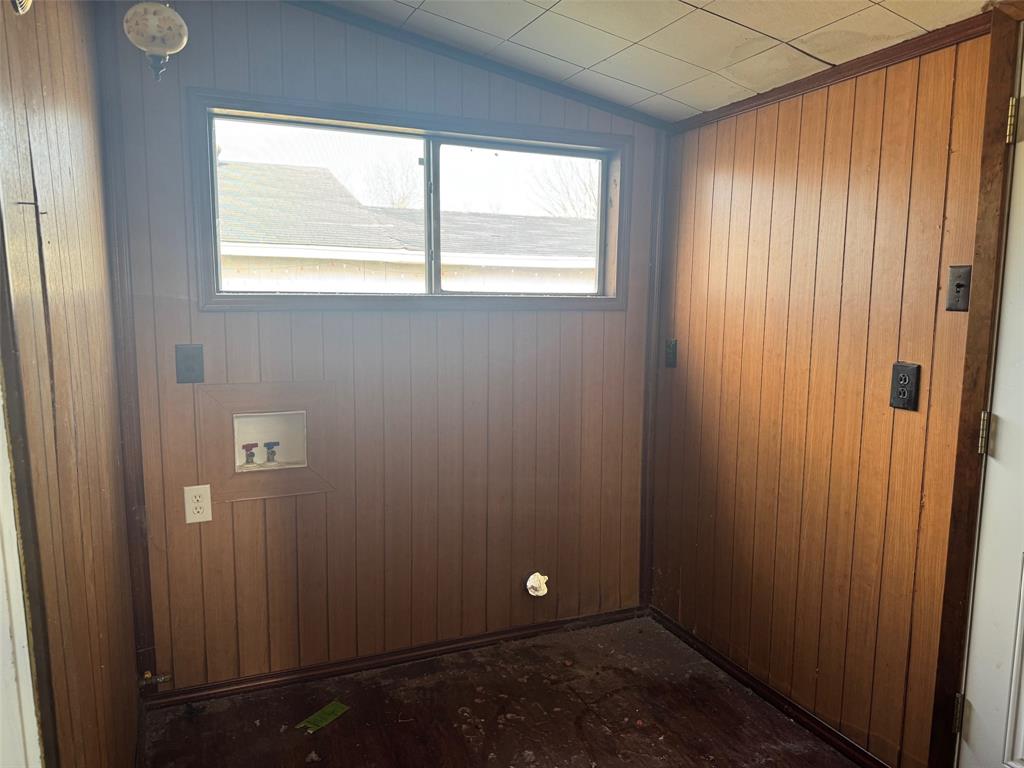 636 South Center Street Grand Prairie, TX 75051 - Photo 14 of 29 Laundry with room for full-sized washer-dryer.