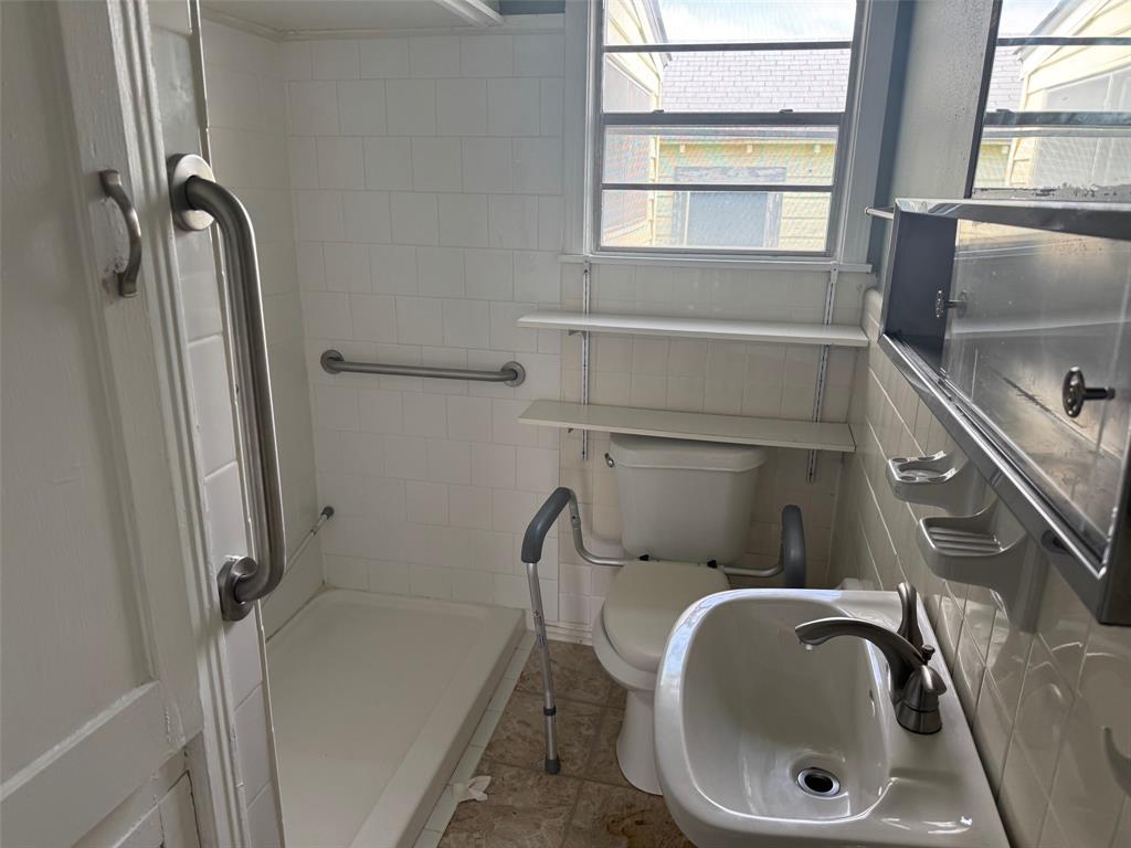 636 South Center Street Grand Prairie, TX 75051 - Photo 17 of 29