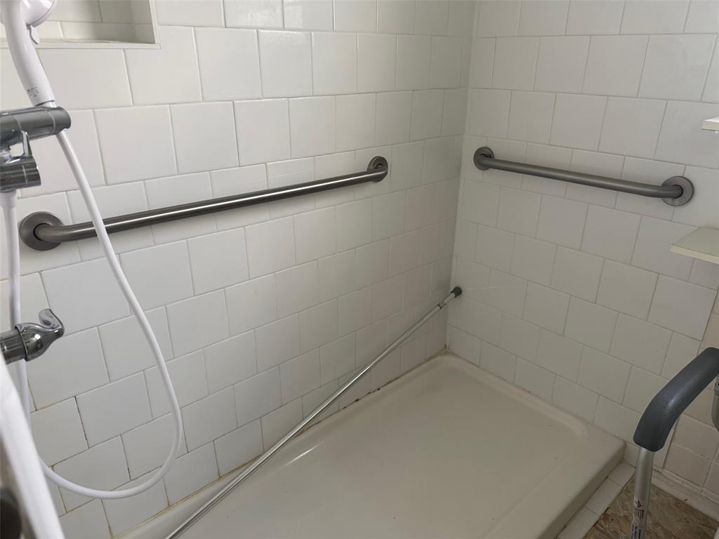 636 South Center Street Grand Prairie, TX 75051 - Photo 18 of 29 Bathroom shower.