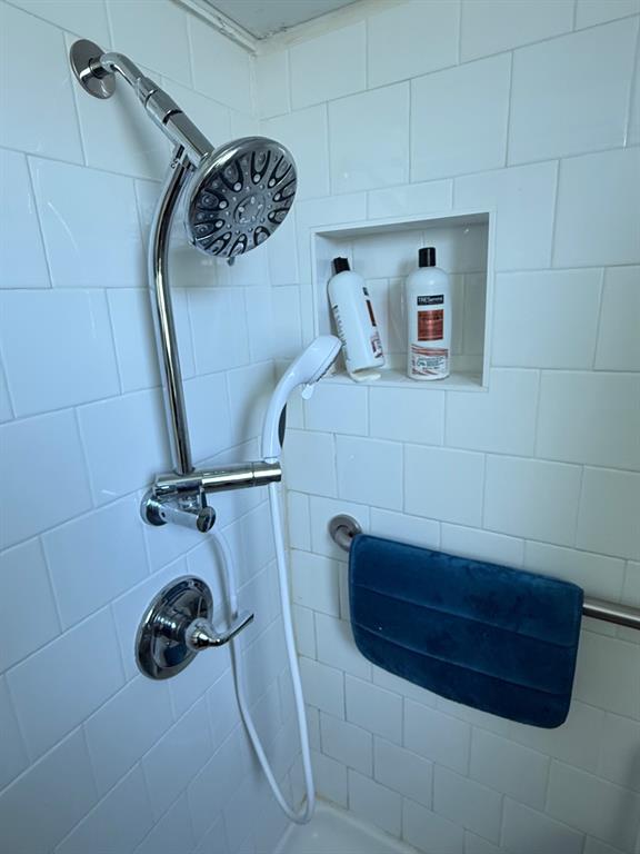 636 South Center Street Grand Prairie, TX 75051 - Photo 19 of 29 Bathroom shower fixture.