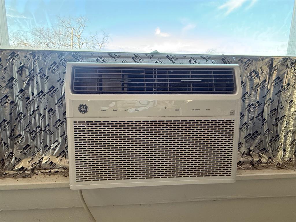 636 South Center Street Grand Prairie, TX 75051 - Photo 22 of 29 Window unit in front living room window