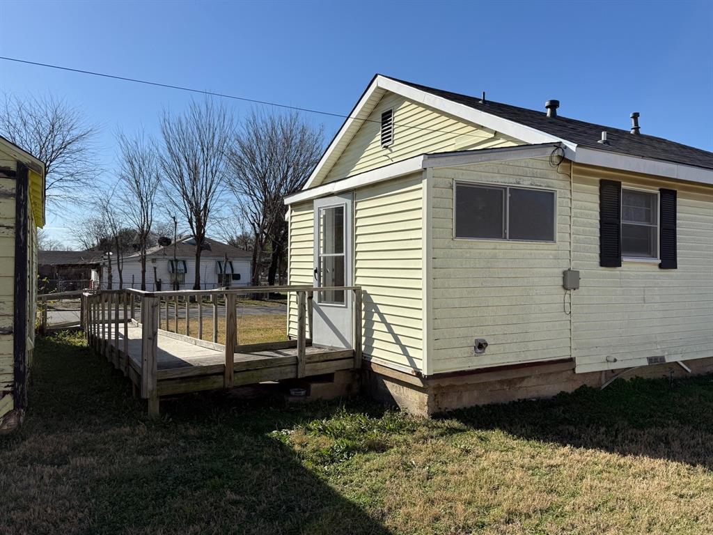 636 South Center Street Grand Prairie, TX 75051 - Photo 28 of 29 Wheelchair ramp to back door.