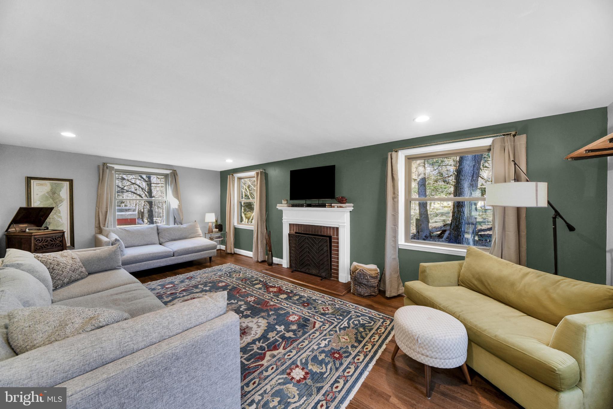 12232 Dover Road Reisterstown, MD 21136 - Photo 2 of 36 Living room