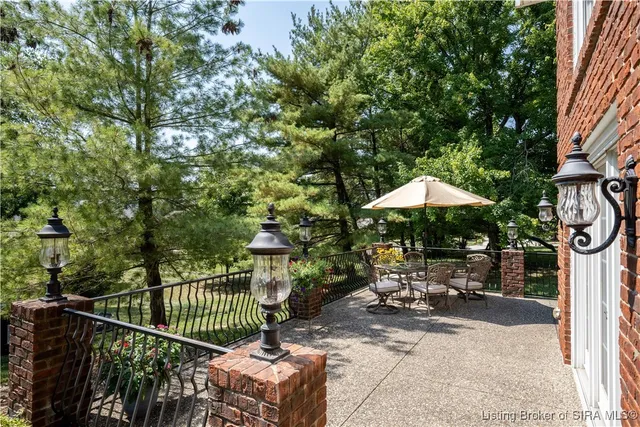 $649,900 | 1130 Eastridge Drive, New Albany, IN 47150