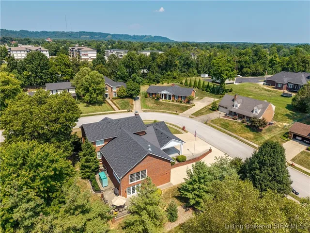 $649,900 | 1130 Eastridge Drive, New Albany, IN 47150