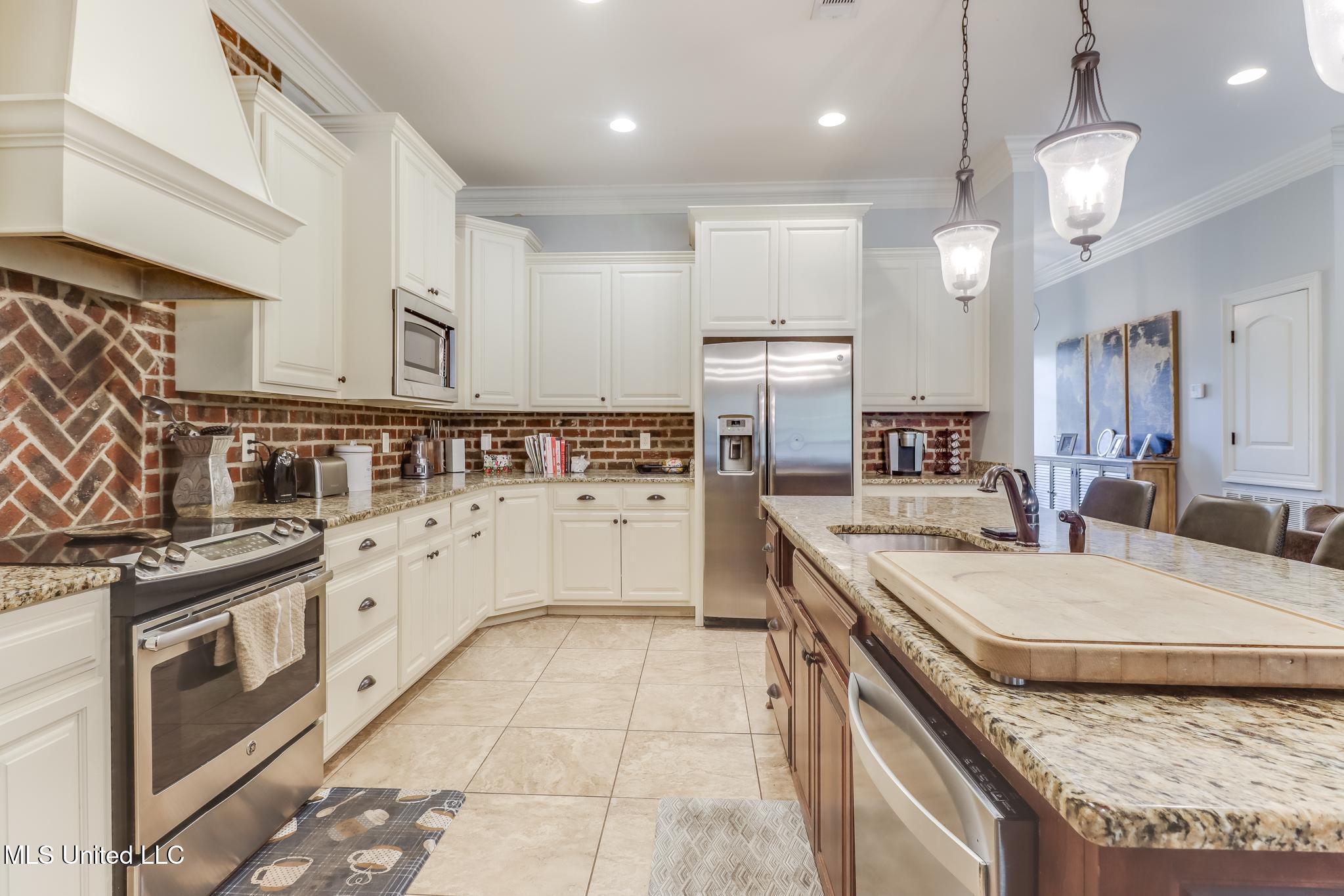 8112 Clamshell Avenue Ocean Springs, MS 39564 - Photo 6 of 27 Photo Sep 11 2025, 2 49 42 PM