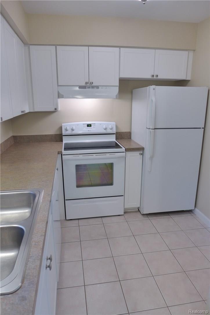 1530 Porter Circle Rochester, MI 48307 - Photo 6 of 14 Kitchen view 3