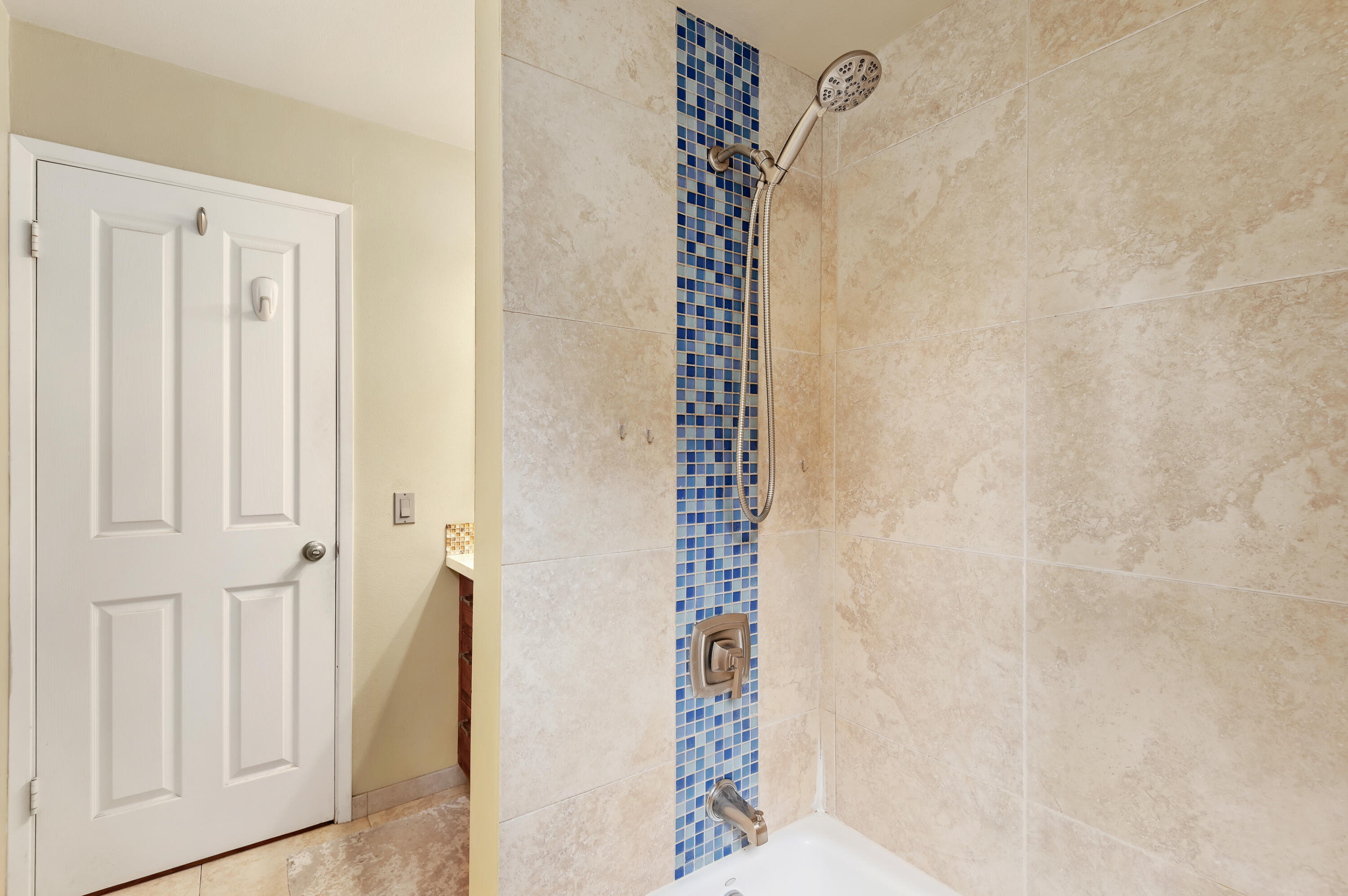 4344 Modoc Road, Unit 15 Santa Barbara, CA 93110 - Photo 12 of 19 a bathroom with a shower curtain