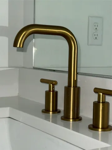 a close view of faucet