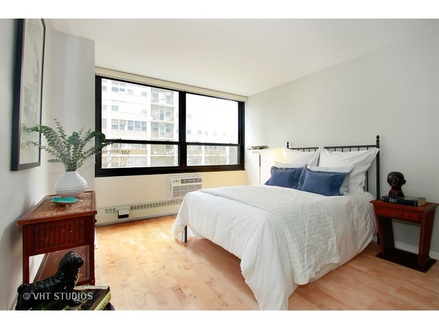 33 East Cedar Street, Unit 5F Chicago, IL 60611 - Photo 8 of 11 a bedroom with a bed and window