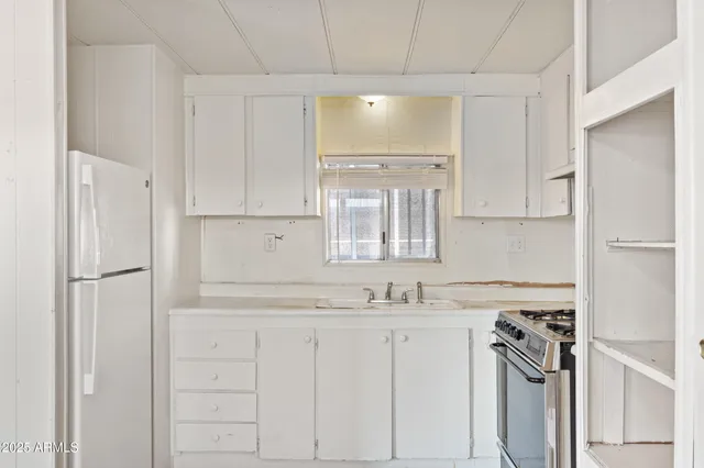 a view of an empty room with wooden floor and closet