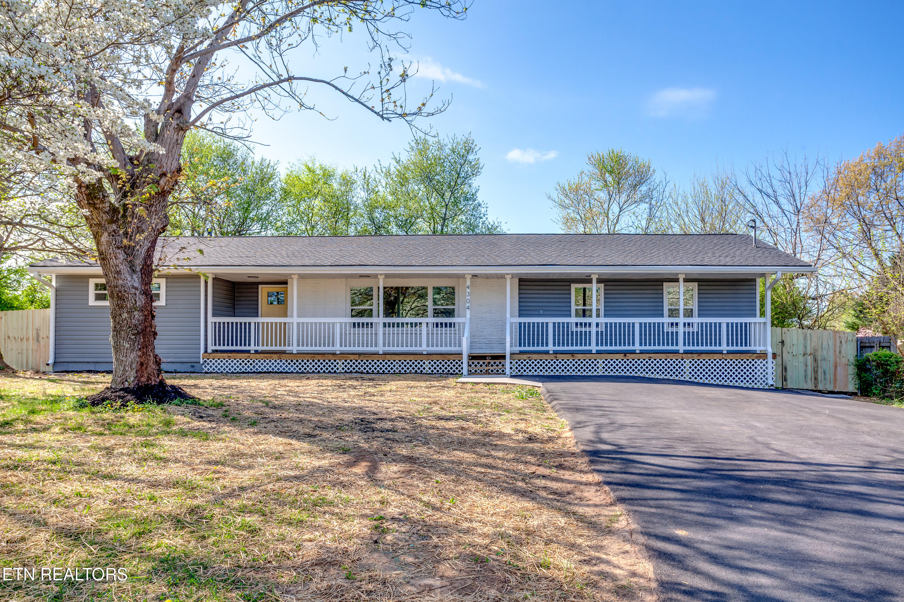4304 Strolling Road Northwest Knoxville, TN 37912 - Photo 1 of 17 003260402-1-4304StrollingDrKnoxvilleTn-S