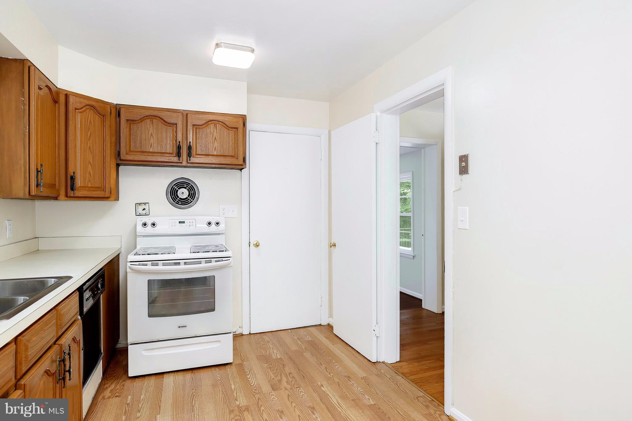 3188 Holmes Run Road Falls Church, VA 22042 - Photo 3 of 30 Kitchen