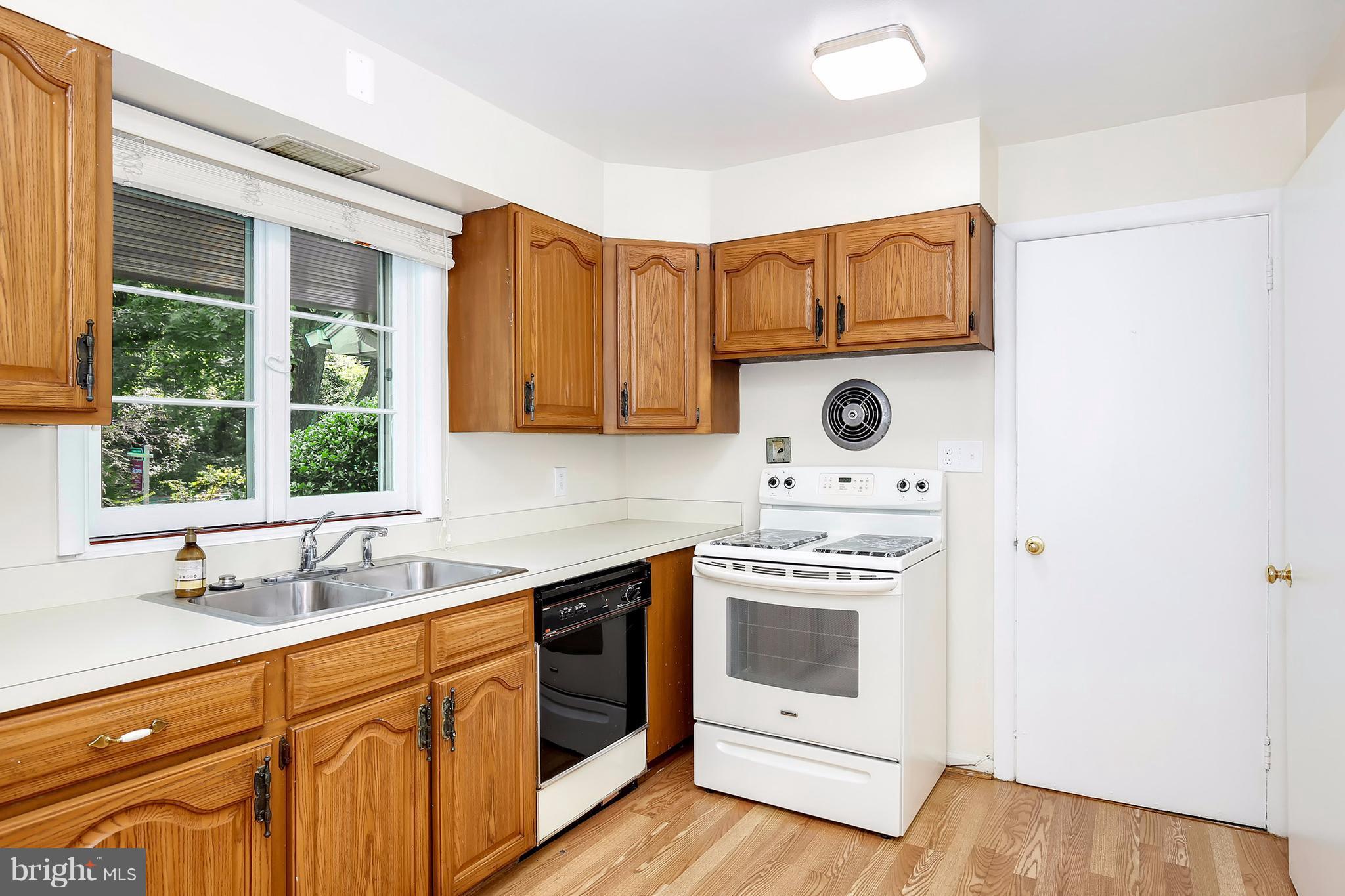 3188 Holmes Run Road Falls Church, VA 22042 - Photo 4 of 30 Kitchen