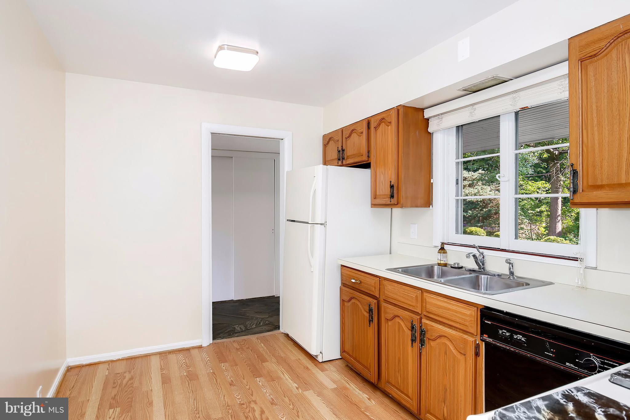 3188 Holmes Run Road Falls Church, VA 22042 - Photo 5 of 30 Kitchen