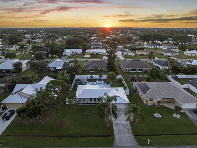 a view of a house with a big yard