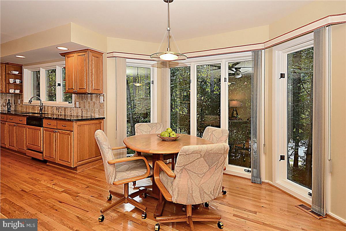 1404 Hemingway Court Reston, VA 20194 - Photo 12 of 35 Breakfast area