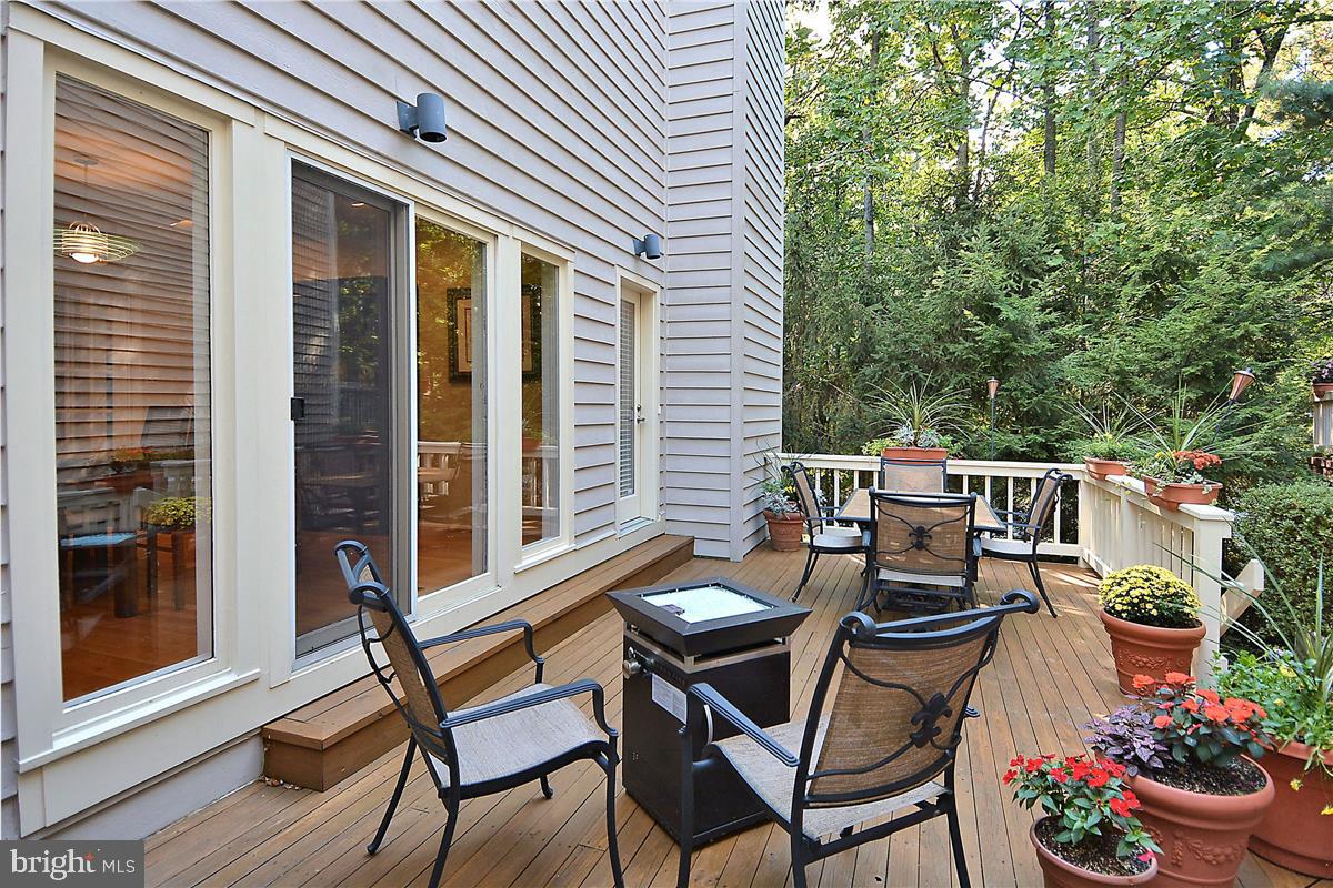 1404 Hemingway Court Reston, VA 20194 - Photo 31 of 35 Courtyard Deck