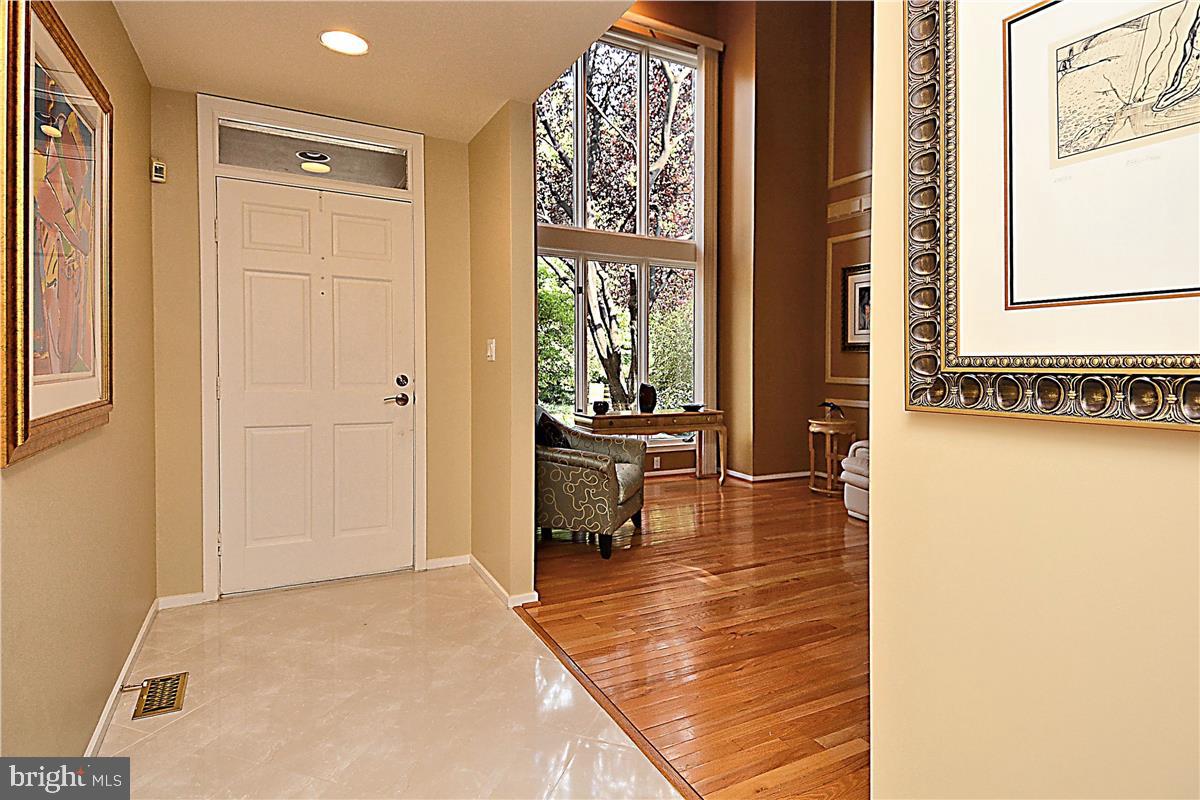 1404 Hemingway Court Reston, VA 20194 - Photo 10 of 35 Foyer