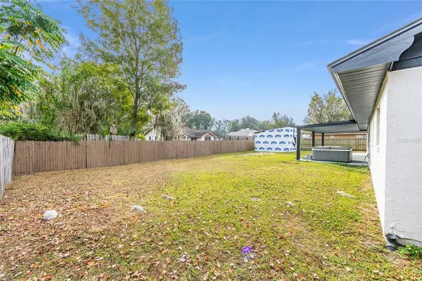 a view of a backyard