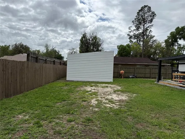 a view of a backyard