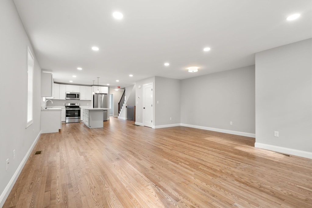 31 Danielles Way Worcester, MA 01606 - Photo 4 of 10