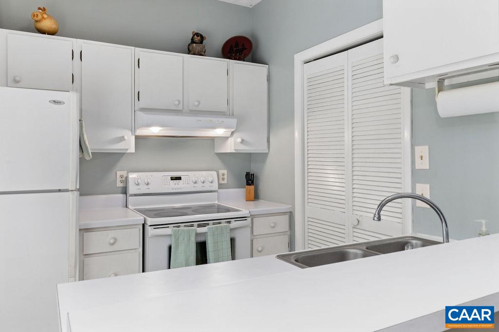 464 3 Ridges Roseland, VA 22967 - Photo 11 of 29 a kitchen with white cabinets a sink and white appliances