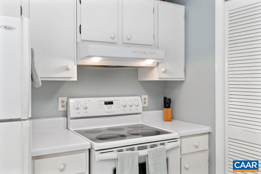 464 3 Ridges Roseland, VA 22967 - Photo 12 of 29 a kitchen with a sink a stove and cabinets