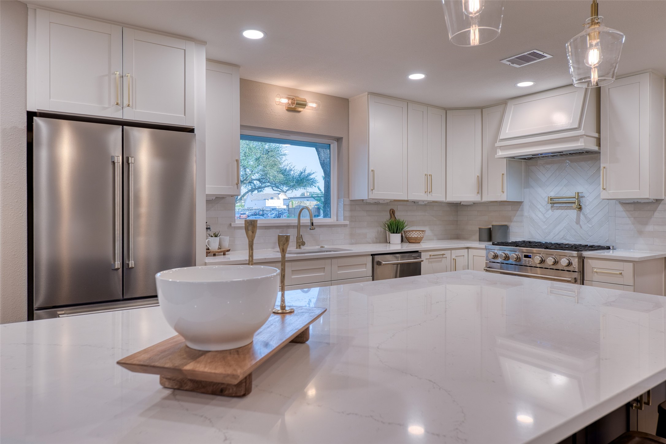 Ample serving space keeps entertaining stress-free.