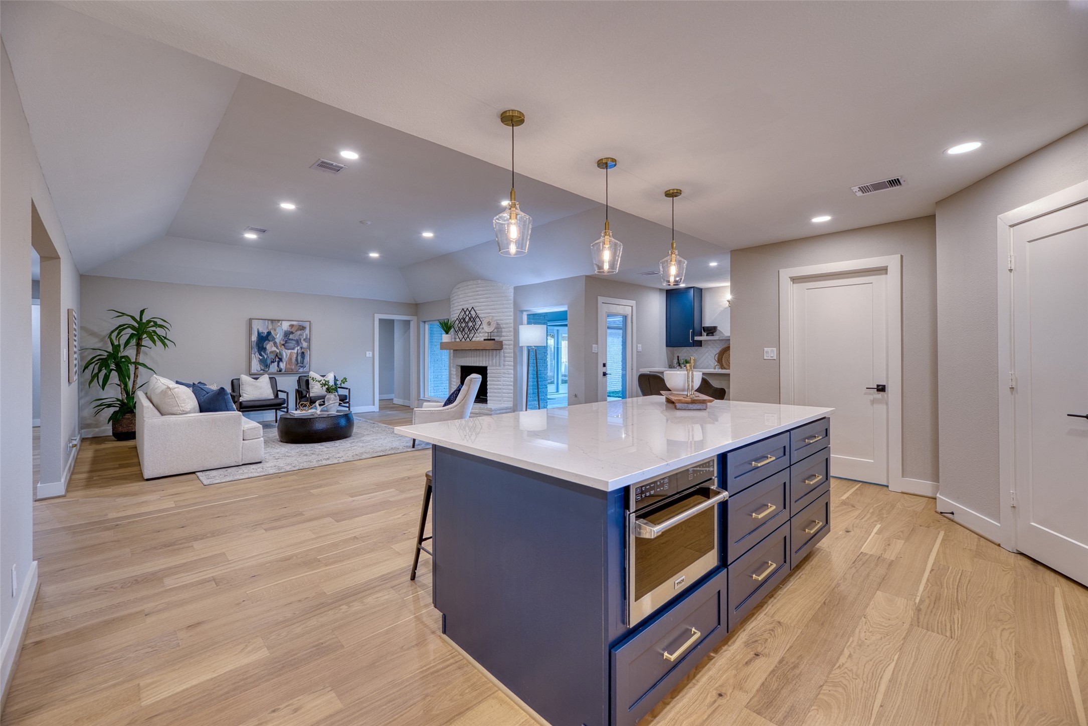 7602 Pagewood Lane Houston, TX 77063 - Photo 15 of 33 Built-in air fryer / convection microwave