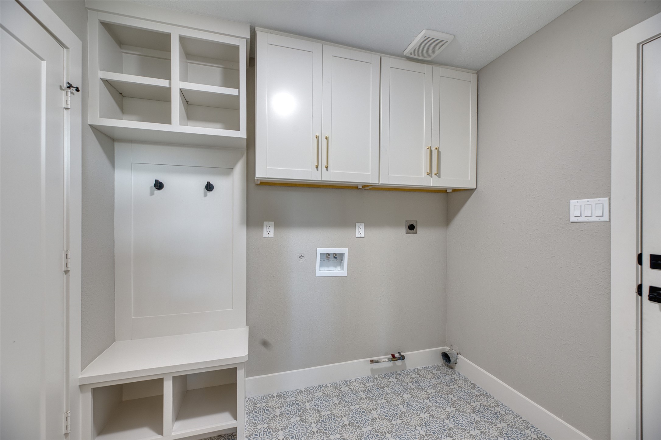 7602 Pagewood Lane Houston, TX 77063 - Photo 17 of 33 Laundry area with mudbench keeps things organized.