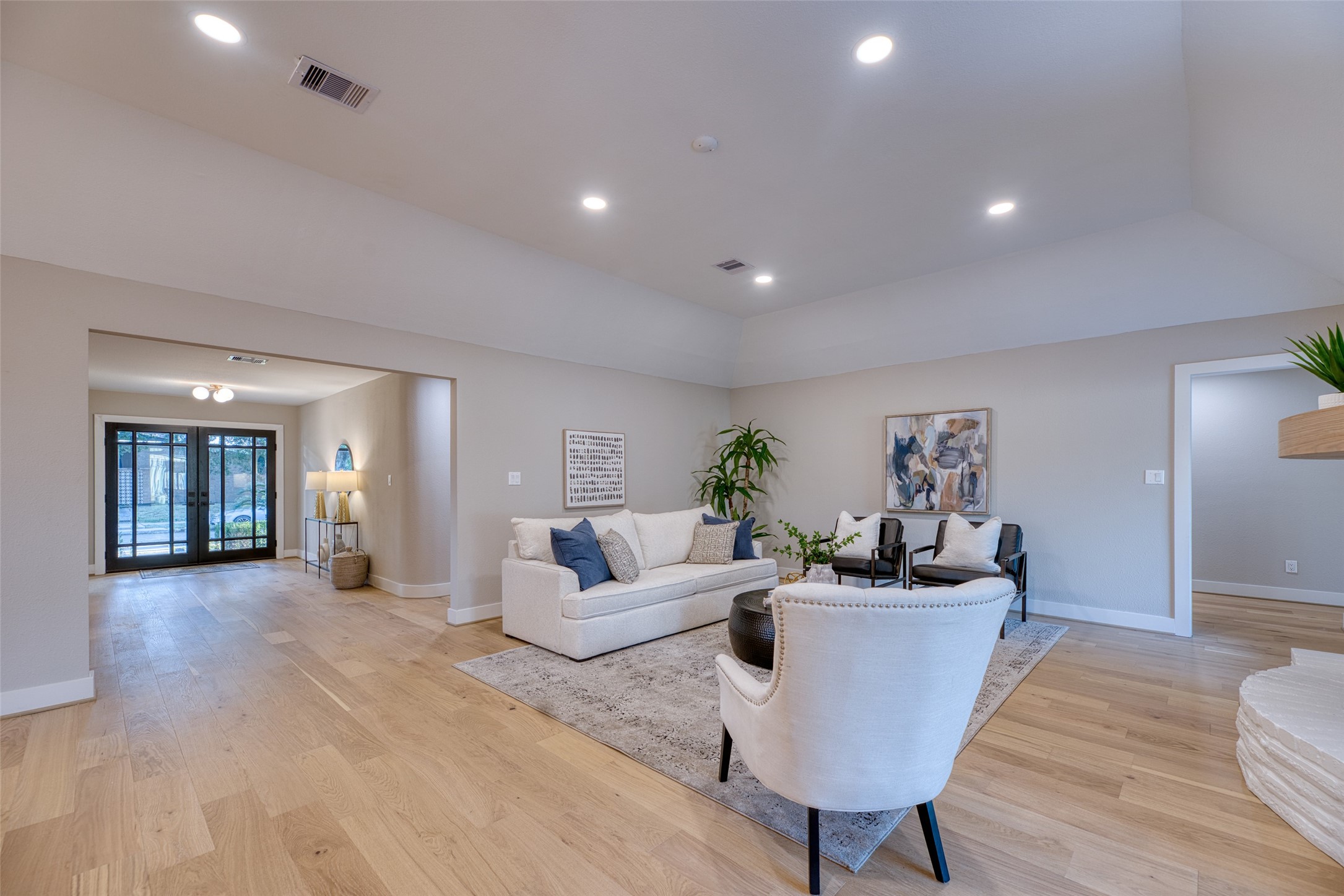 7602 Pagewood Lane Houston, TX 77063 - Photo 18 of 33 Family room