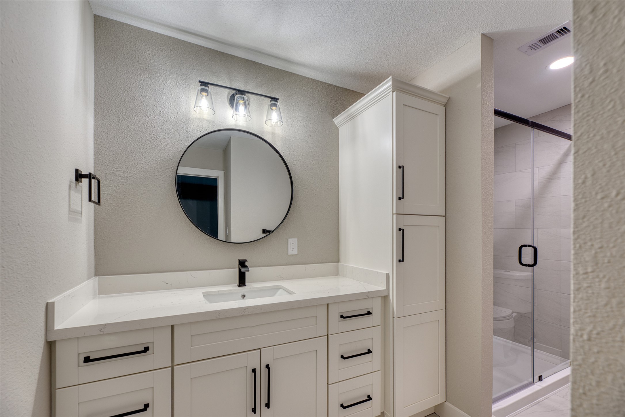 7602 Pagewood Lane Houston, TX 77063 - Photo 29 of 33 Front bedroom features its own en suite for added comfort.