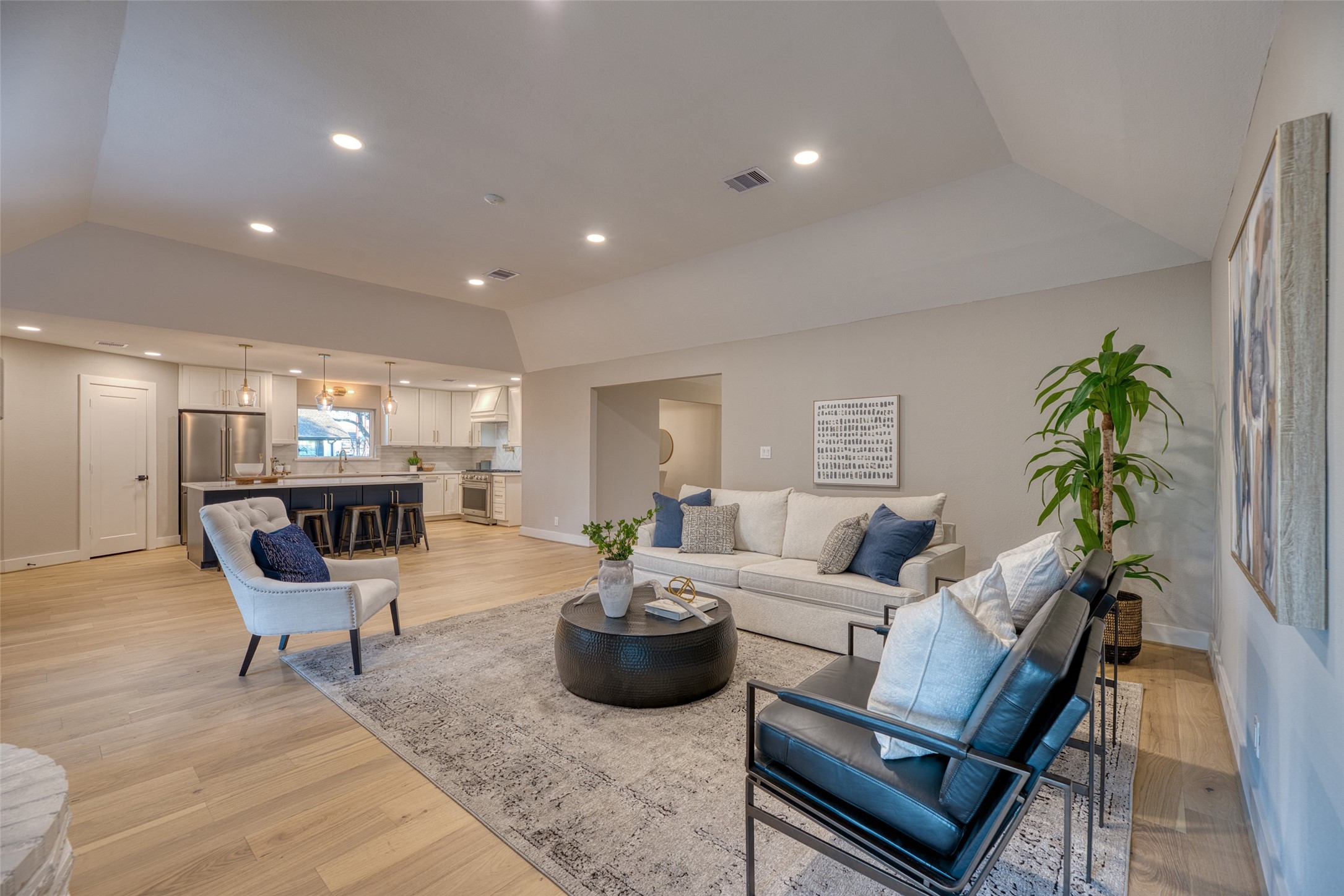 7602 Pagewood Lane Houston, TX 77063 - Photo 3 of 33 Cozy family room invites relaxation and togetherness.